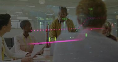 Veri işleme ve çeşitli meslektaşların ofiste konuştuğu diyagramların animasyonu. İş, teknoloji ve dijital arayüz kavramı, dijital olarak oluşturulmuş video.