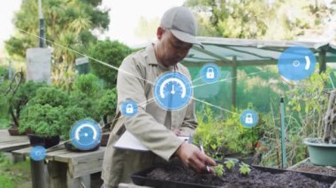 Panoya yazma, ağ güvenliği ve veri işleme animasyonu yapan bahçıvan. Bahçıvanlık, teknoloji, siber güvenlik, bahçıvanlık, dijital