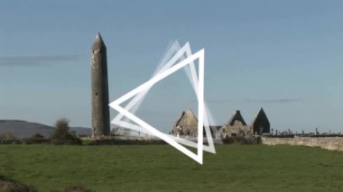 Beyaz üçgen animasyon antik taş binalar ve kırsal alandaki yuvarlak kule üzerinde. mimari, tarihsel, miras, dönüm noktası, harabeler, manzara konsepti
