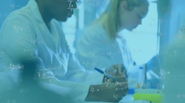 Laboratuvarda çalışan çeşitli bilim adamları üzerinde matematiksel formülün animasyonu. Küresel bilim, teknoloji, bilgisayar ve dijital arayüz kavramı, dijital olarak oluşturulmuş video.