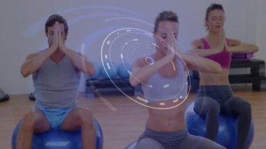 Spor salonunda denge toplarıyla egzersiz yapan insanların dijital arayüz animasyonu. Fitness, egzersiz, teknoloji, sanal, egzersiz, sağlık