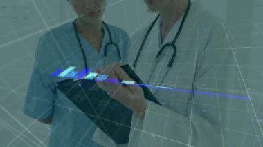 Çeşitli doktorların istatistik ve veri işleme animasyonları. Küresel tıp, bağlantılar, hesaplama ve veri işleme kavramı, dijital olarak oluşturulmuş video.