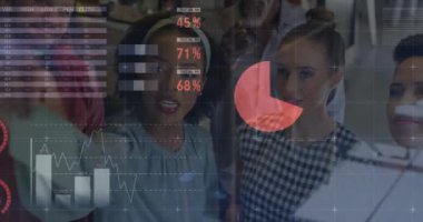 Veri işleme ve çeşitli meslektaşların ofiste konuştuğu diyagramların animasyonu. İş, teknoloji ve dijital arayüz kavramı, dijital olarak oluşturulmuş video.