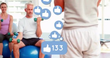 Denge topları üzerinde dambıllarla egzersiz yapan insanlar sosyal medyanın hoşuna gidiyor. Fitness, egzersiz, egzersiz, grup egzersizi