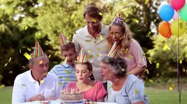 Doğum gününü pasta ve konfeti animasyonuyla kutlamak, aile gülümsemesi ve eğlenmek. Kutlama, parti, mutluluk, neşe