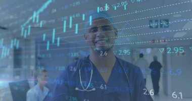 Kafkasyalı erkek cerrahın hastanedeki mali veri işleme görüntüsü. Küresel tıp, işletme, bağlantılar, hesaplama ve veri işleme kavramı dijital olarak oluşturulmuş görüntü.