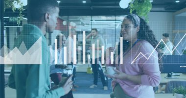 Muhtelif erkek ve kadınların ofiste tartıştığı istatistiksel veri işleme resmi. Bilgisayar arayüzü ve iş veri teknolojisi kavramı