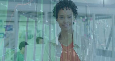 Ofisteki gülümseyen melez kadın üzerinde değişen numaralarla birden fazla grafik. Dijital bileşik, çoklu pozlama, rapor, soyut, büyüme ve iş konsepti.