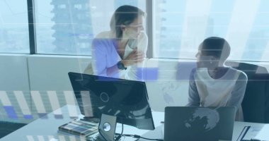 Grafikler, küreler, çeşitli kadın iş arkadaşlarının ofiste fikirleri paylaşması. Dijital bileşim, çoklu pozlama, rapor, iş dünyası, küreselleşme, planlama, takım çalışması ve teknoloji.