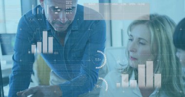 Beyaz bir kadının ofisteki meslektaşlarıyla tartıştığı istatistiksel veri işleme görüntüsü. Bilgisayar arayüzü ve iş veri teknolojisi kavramı