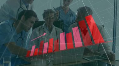 Çeşitli doktorların istatistik ve veri işleme animasyonları. Küresel tıp, bağlantılar, hesaplama ve veri işleme kavramı, dijital olarak oluşturulmuş video.