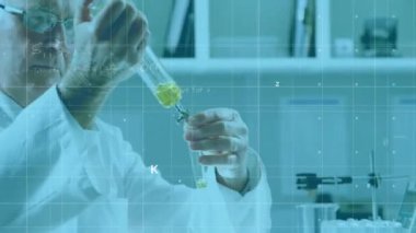 Matematiksel formülün laboratuvarda çalışan beyaz erkek bilim adamı üzerindeki animasyonu. Küresel bilim, teknoloji, bilgisayar ve dijital arayüz kavramı, dijital olarak oluşturulmuş video.