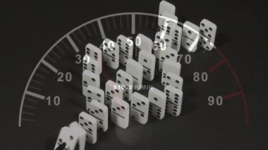 Siyah arka planda dağınık domino taşları üzerinde hız göstergesi çalıştırılıyor. animasyon, hareket, konsept, ölçü, hız, dinamik