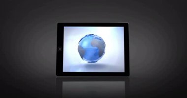 Tablet ekranında dönen küre ve dijital dalga animasyonları gösteriliyor. Teknoloji, yenilik, iletişim, bağlantı, küresel, fütürist