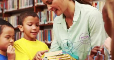 Kütüphanedeki çocuklar sosyal medya simgeleriyle üzerlerinde canlandırma yapıyorlar. teknoloji, okuma, eğitim, dijital