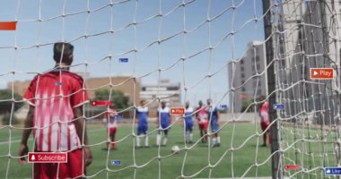 Futbolcular sahada oynuyorlar ve internet üzerinden tuşlara basıyorlar. Spor, futbol, atlet, takım