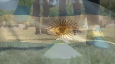 Çeşitli rugby oyuncularının sahada pratik yapmaları üzerine Arjantin bayrağı animasyonu. Küresel spor, rekabet, bağlantılar, hesaplama ve veri işleme kavramı, dijital olarak oluşturulmuş video.
