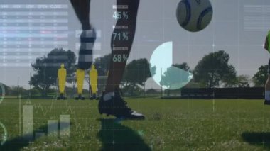 Stadyumda egzersiz yapan çeşitli futbol oyuncuları üzerinde veri işleme animasyonu. Spor, teknoloji ve dijital arayüz kavramı, dijital olarak oluşturulmuş video.