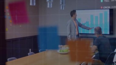 Ofiste çalışan çeşitli iş adamları üzerinde veri işleme animasyonu. İş, teknoloji ve dijital arayüz kavramı, dijital olarak oluşturulmuş video.