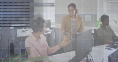 Veri işleme ve çeşitli meslektaşların ofiste konuştuğu diyagramların animasyonu. İş, teknoloji ve dijital arayüz kavramı, dijital olarak oluşturulmuş video.