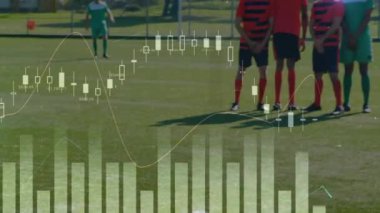 Stadyumda oynayan çeşitli futbolcuların veri işleme animasyonları. Spor, teknoloji ve dijital arayüz kavramı, dijital olarak oluşturulmuş video.