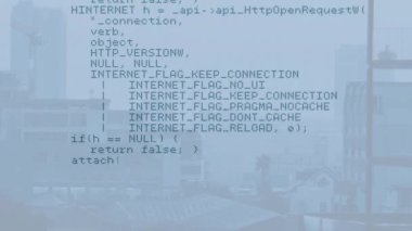Şehrin arka planında bilgisayar kodu canlandırılıyor. Teknoloji, programlama, dijital, kodlama, fütüristik, yenilik