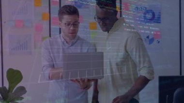 Ofiste konuşan çeşitli iş adamlarının veri işleme animasyonları. İş, teknoloji ve dijital arayüz kavramı, dijital olarak oluşturulmuş video.