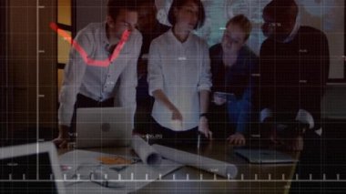 Ofiste çalışan çeşitli iş adamları üzerinde veri işleme animasyonu. İş, teknoloji ve dijital arayüz kavramı, dijital olarak oluşturulmuş video.