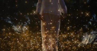 Beyaz kadının el kaldırması üzerine uçan yıldızların animasyonu. Yaşam tarzı ve dijital arayüz kavramı, dijital olarak oluşturulmuş video.