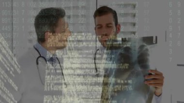 Röntgen çekiliyor, doktorlar hastanede tıbbi veri işleme animasyonunu tartışıyor. Sağlık, teşhis, teknoloji, takım çalışması, tartışma, analiz kavramı