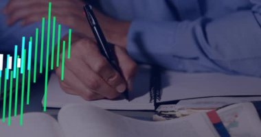 Kafkas iş adamı yazıları üzerine finansal veri işleme animasyonu. Küresel finans, işletme, bağlantılar, hesaplama ve veri işleme kavramı, dijital olarak oluşturulmuş video.