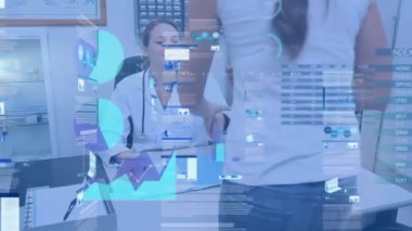 Kafkas kadın doktorların hastalarla konuştuğu veri işleme animasyonu. Tıp, teknoloji ve dijital arayüz kavramı, dijital olarak oluşturulmuş video.