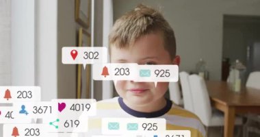 Çizgili tişörtlü gülümseyen çocuğun sosyal medya bildirimleri. Teknoloji, sosyal ağ, mutluluk, bağlantı, mavi