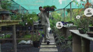 Bahçede bitki taşıyan kişi üzerinde bağlantı ağı oluşturuldu. ağ oluşturma, büyüme, sürdürülebilirlik, teknoloji, çevre, doğa kavramı