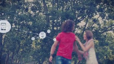 Müzik ve sosyal medya animasyonları açık havada mutlu çiftler üzerinde. Eğlence, dijital, mutluluk, teknoloji, iletişim, etkileşim
