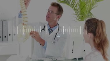 Omurga modelini hastaya açıklayan doktor, olay yerinde ses dalgası animasyonu. Tıbbi, sağlık, açıklama, anatomi, danışma, eğitim kavramı