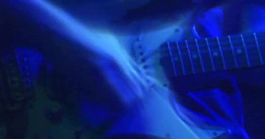 Elektro gitar çalmak, müzisyenlerin elleri ve enstrümanları üzerinde mavi ışık animasyonu yapmak. performans, ışıklar