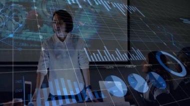 Ofiste çalışan çeşitli iş adamları üzerinde veri işleme animasyonu. İş, teknoloji ve dijital arayüz kavramı, dijital olarak oluşturulmuş video.