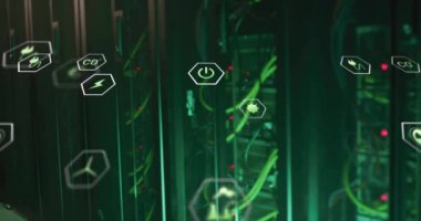 Bilgisayar sunucuları üzerinden eko simgelerin ve dijital veri işlemlerinin animasyonu. Küresel bağlantılar, hesaplama ve veri işleme kavramı, dijital olarak oluşturulmuş video.