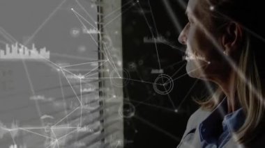 Tablet kullanan beyaz kadın doktor üzerinden bağlantı ağının animasyonu. Tıp, teknoloji ve dijital arayüz kavramı, dijital olarak oluşturulmuş video.