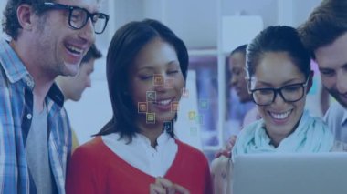 Dizüstü bilgisayar ekranında dijital simgelerle gülümseyen çeşitli meslektaşlar. Takım çalışması, işbirliği, teknoloji, yenilik, iş dünyası, beyin fırtınası