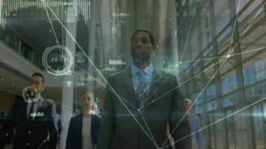 Muhtelif meslekdaşların ofiste yürümesi üzerine kurulan bağlantı ağının animasyonu. İş, teknoloji ve dijital arayüz kavramı, dijital olarak oluşturulmuş video.