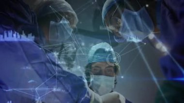 Tıbbi uzmanlar üzerlerinde veri işleme animasyonu yaparak ameliyat yapıyorlar. Sağlık, teknoloji, yenilik, doktorlar