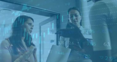 Finansal veri işleme animasyonunu, ofis geçmişindeki iş adamlarını tartışıyorlar. Finans, takım çalışması, işbirliği, analiz, strateji, şirket