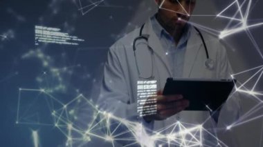 Doktor arka planda tablet, ağ bağlantıları ve kodlama animasyonu kullanıyor. Teknoloji, sağlık, yenilik, dijital, bağlantı, tıbbi