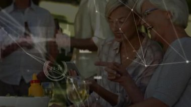 Ağ bağlantıları ve veriler açık hava toplantılarından hoşlanan insanlar üzerinde bir animasyon olduğunu gösteriyor. Teknoloji, bağlantı, iletişim, ağ, sosyalleşme, dijital