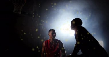 Çift ırklı erkek basketbol oyuncuları üzerinde hafif noktaların canlandırılması. Küresel spor ve dijital arayüz kavramı, dijital olarak oluşturulmuş video.