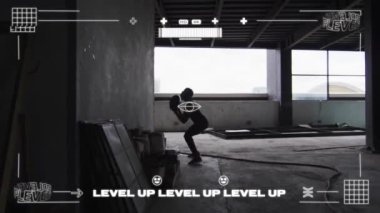 LEVEL UP LEVEL UP LEVEL UP LEVEL up animasyon ile bitmemiş binada çömelmiş biri. Spor, spor, spor, spor, motivasyon, eğitim