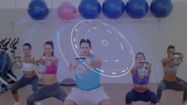 Spor salonunda kettlebell egzersizi yapan bir grup insanın dijital arayüz animasyonu. Fitness, egzersiz, eğitim, egzersiz, teknoloji