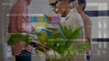 Verileri analiz etmek ve belgeleri okumak, gözlüklü iş kadını, dijital arayüz animasyonu. technology, analysis, professional, work, workplace, tech